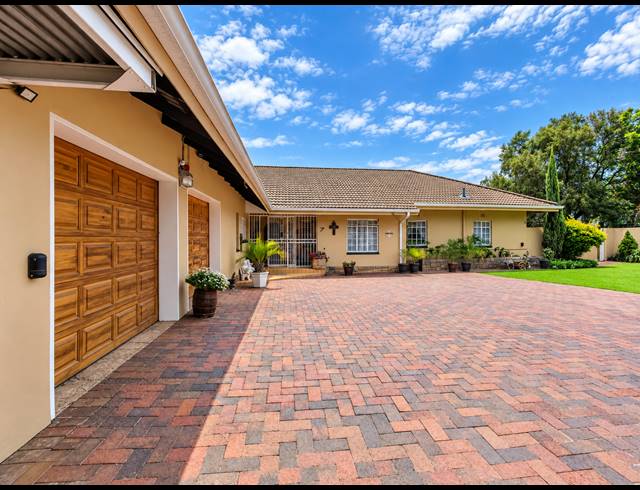 3 BEDROOM HOUSE FOR SALE IN THREE RIVERS EAST